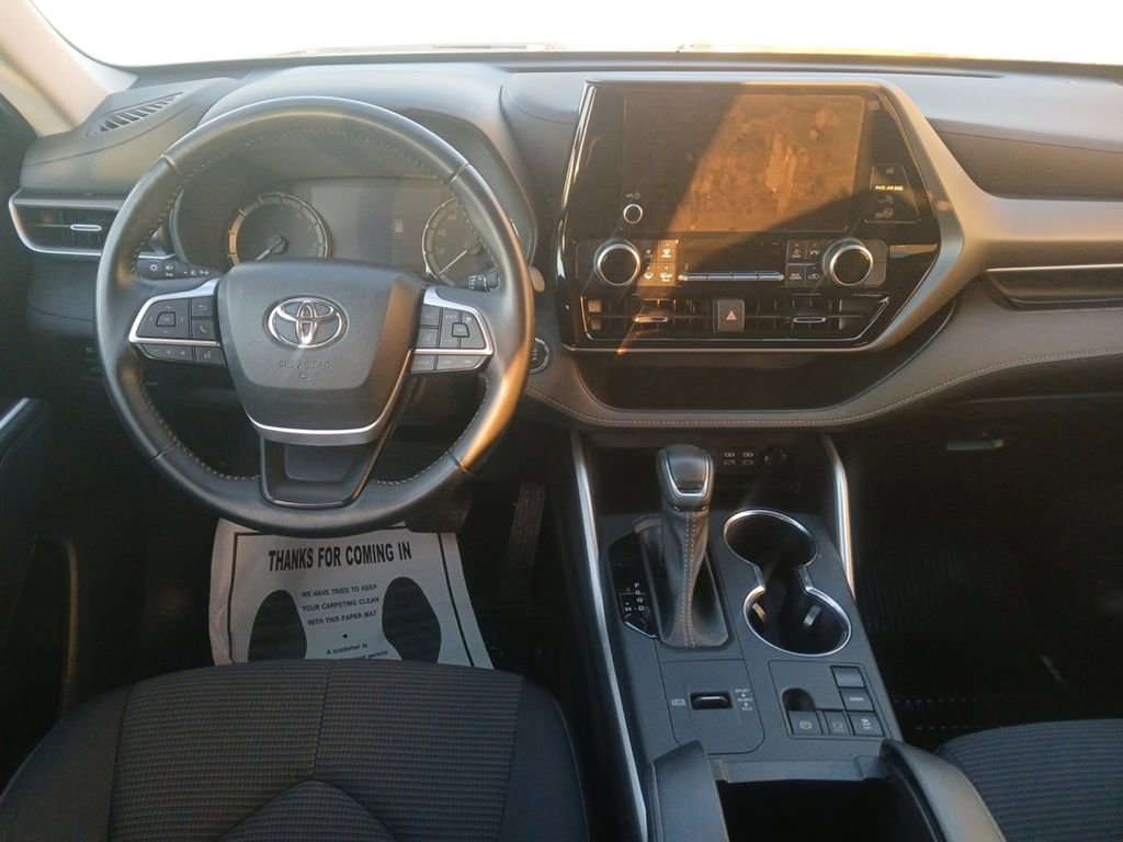 Used 2023 Toyota Highlander L image 12