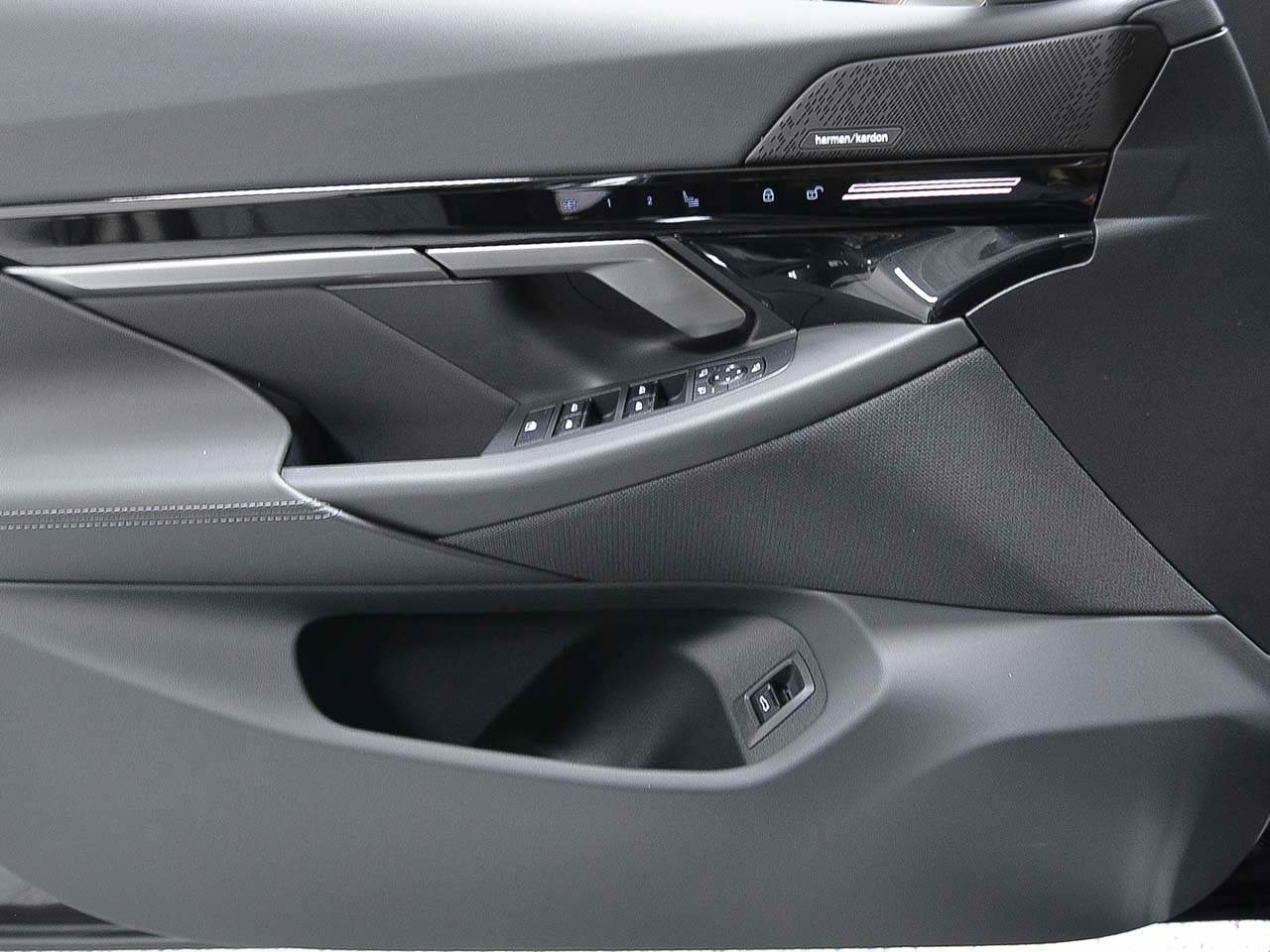 Used 2024 BMW 530i w/ Convenience Package image 6