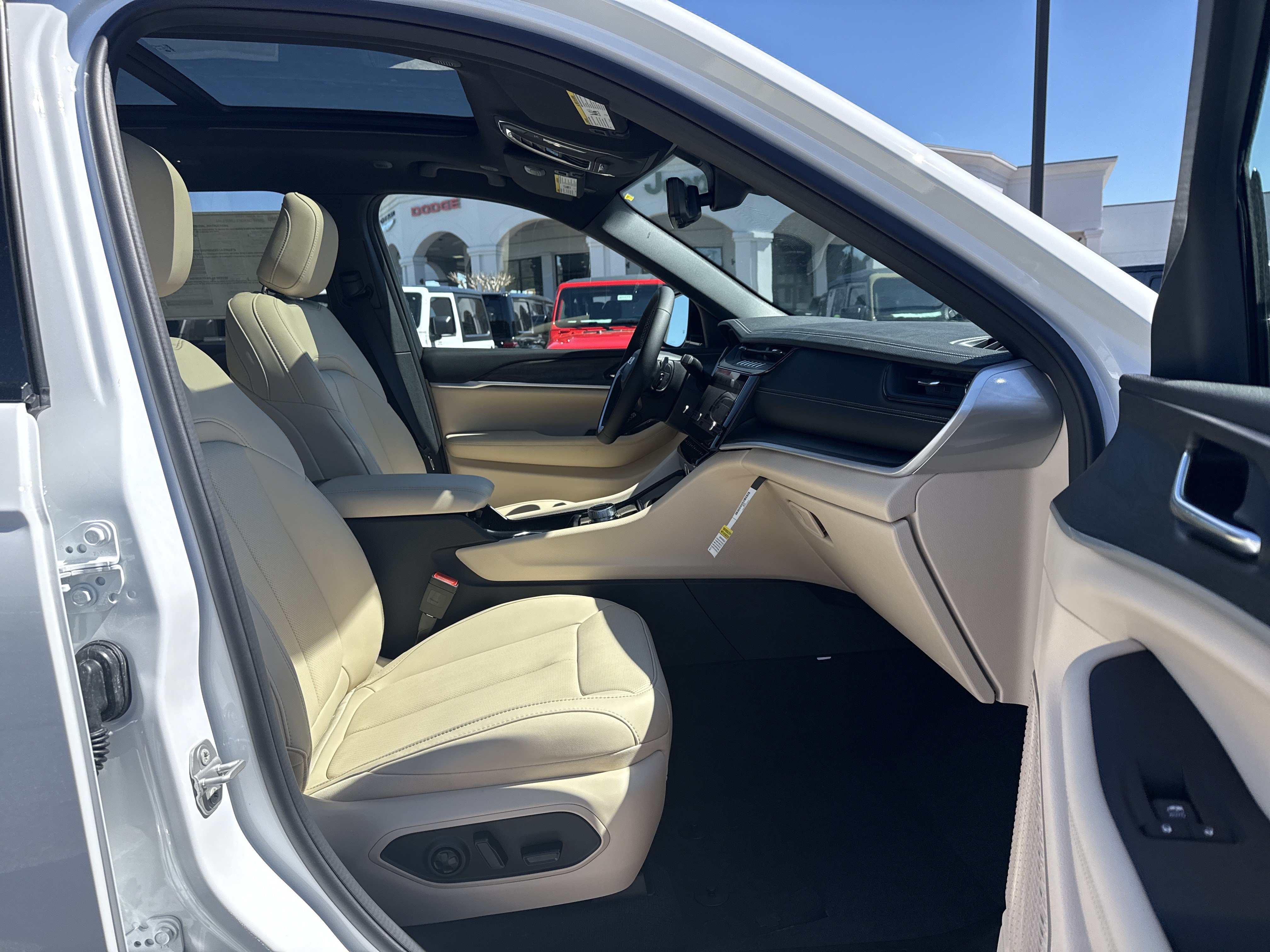 New 2026 Jeep Grand Cherokee Limited w/ Luxury Tech Group II AWD/4WD image 15