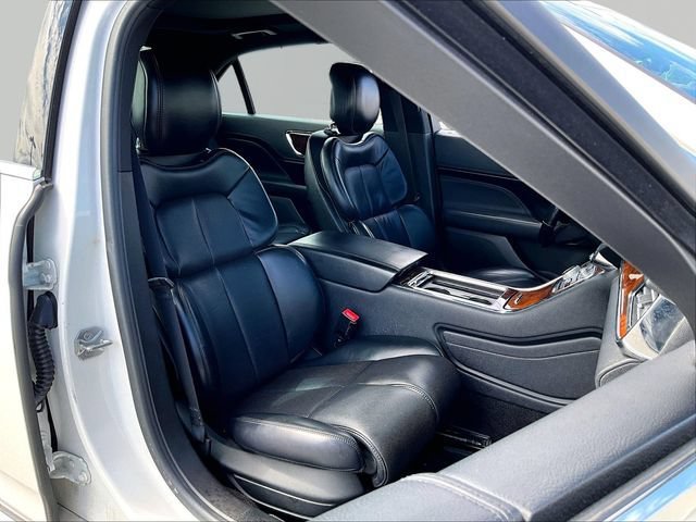 Used 2018 Lincoln Continental Select w/ Continental Climate Package AWD/4WD image 11