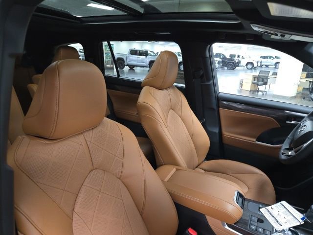 New 2026 Toyota Highlander Platinum image 10