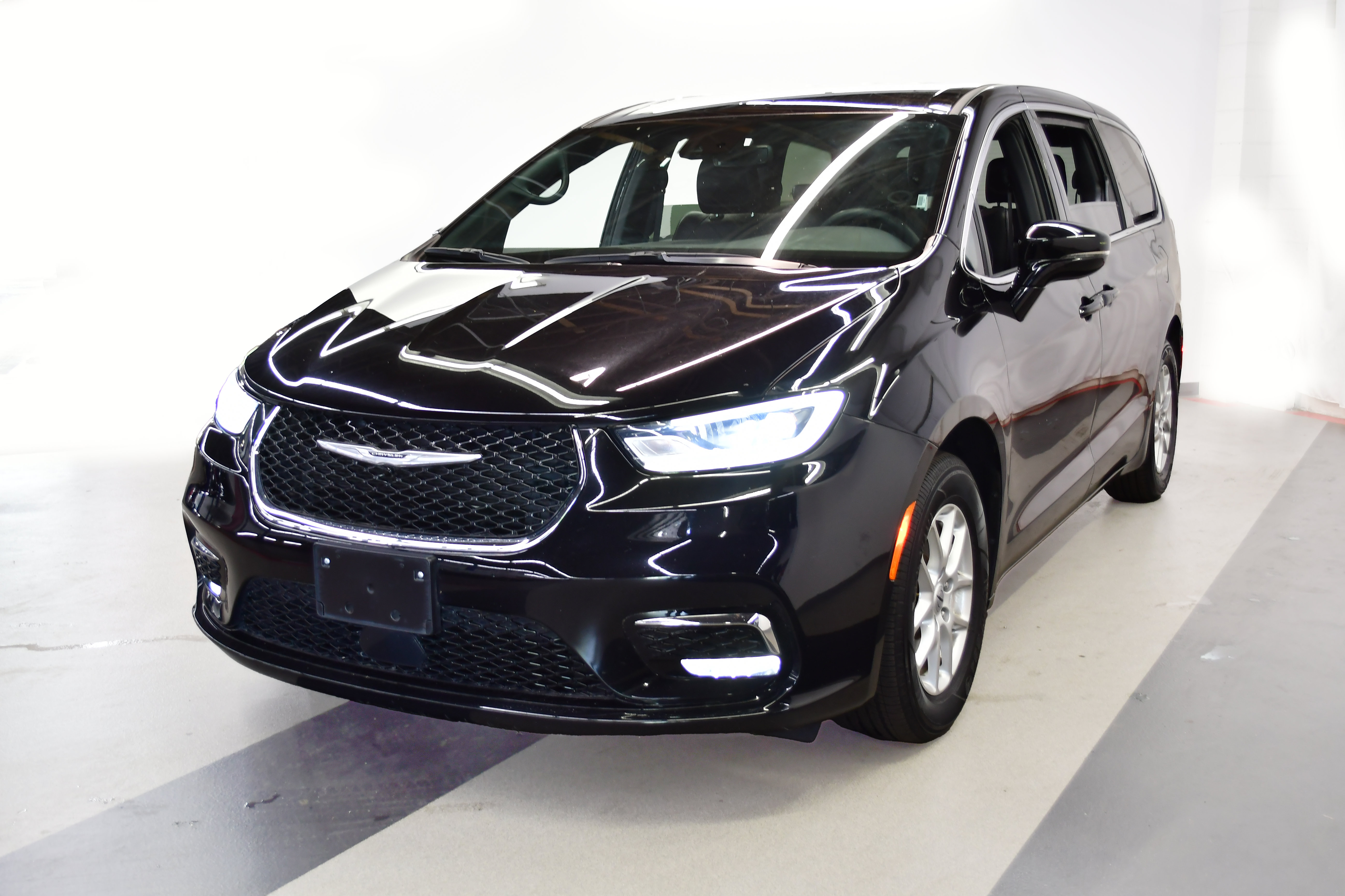 Used 2025 Chrysler Pacifica Select FWD image 4
