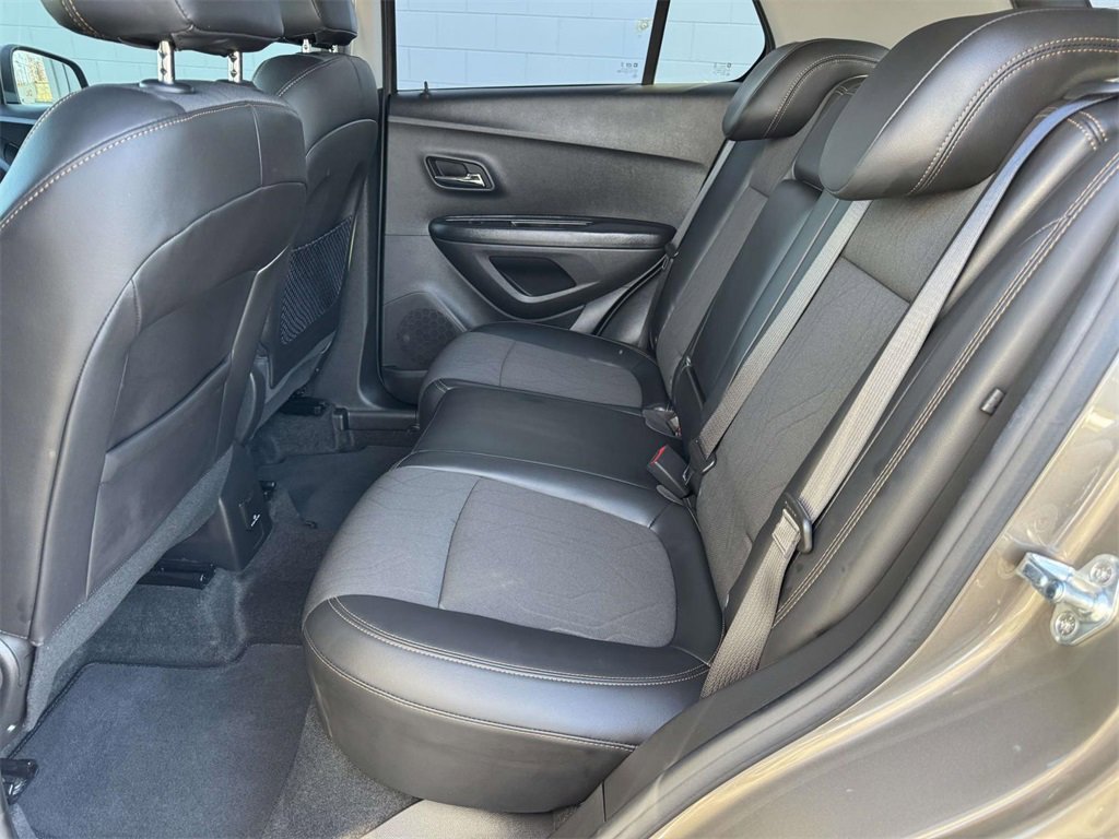 Used 2021 Chevrolet Trax LT w/ LT Convenience Package image 16