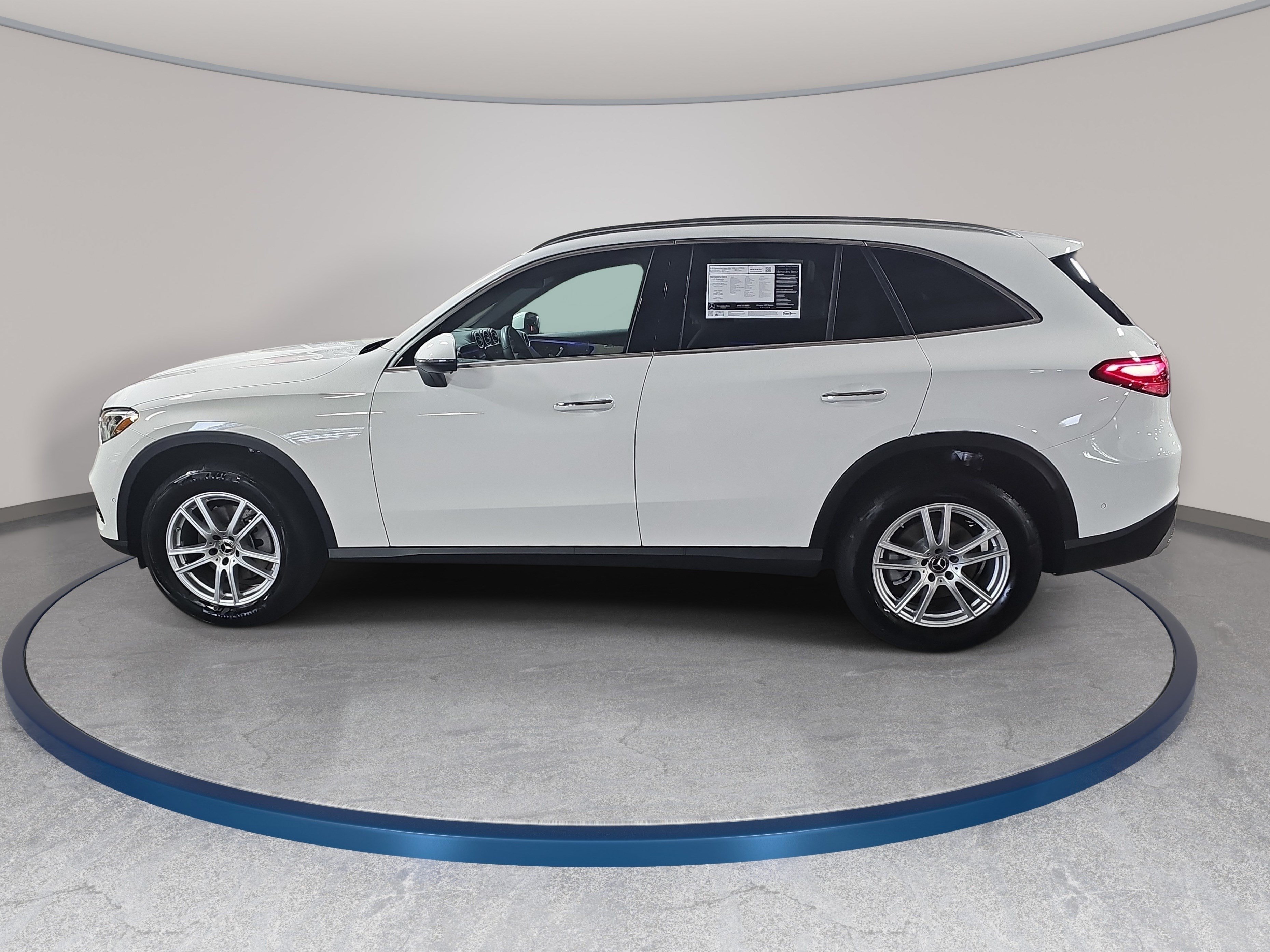Used 2025 Mercedes-Benz GLC 300 4MATIC image 9
