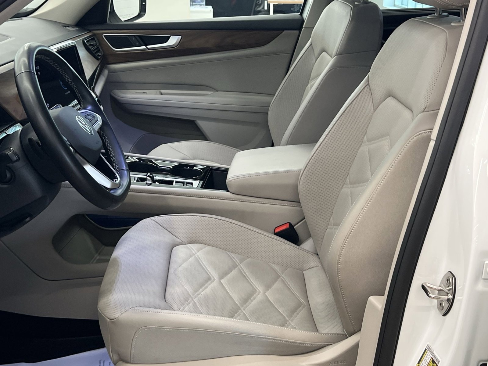 Used 2025 Volkswagen Atlas SE image 10