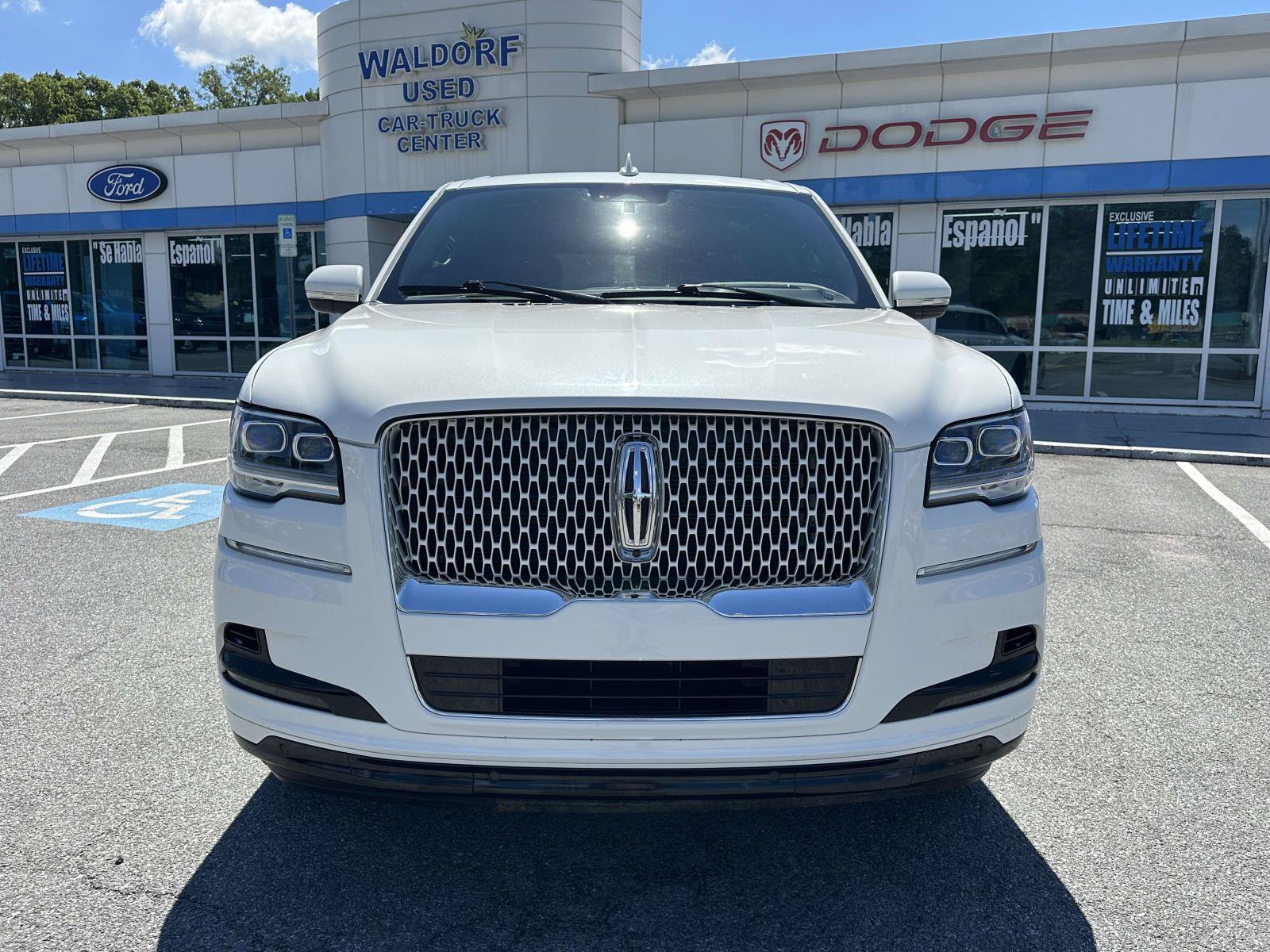 Used 2022 Lincoln Navigator Reserve w/ Monochromatic Package AWD/4WD image 2