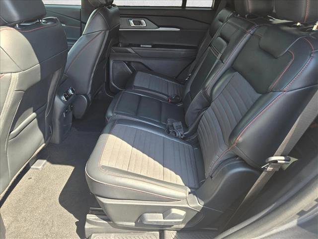 Used 2025 Ford Explorer ST-Line w/ ST-Line Street Pack AWD/4WD image 17