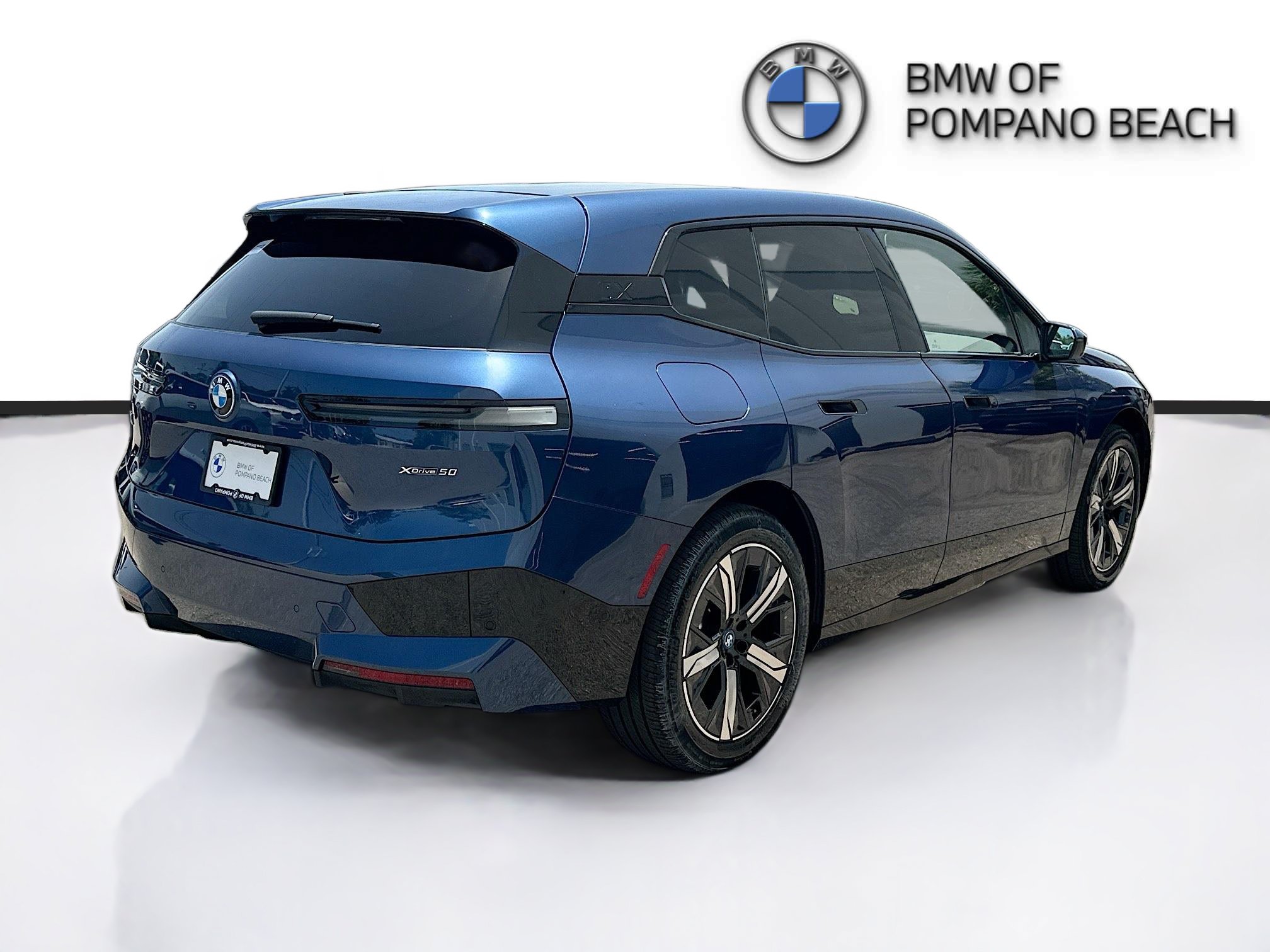 Used 2024 BMW iX xDrive50 w/ Sport Package AWD/4WD image 7