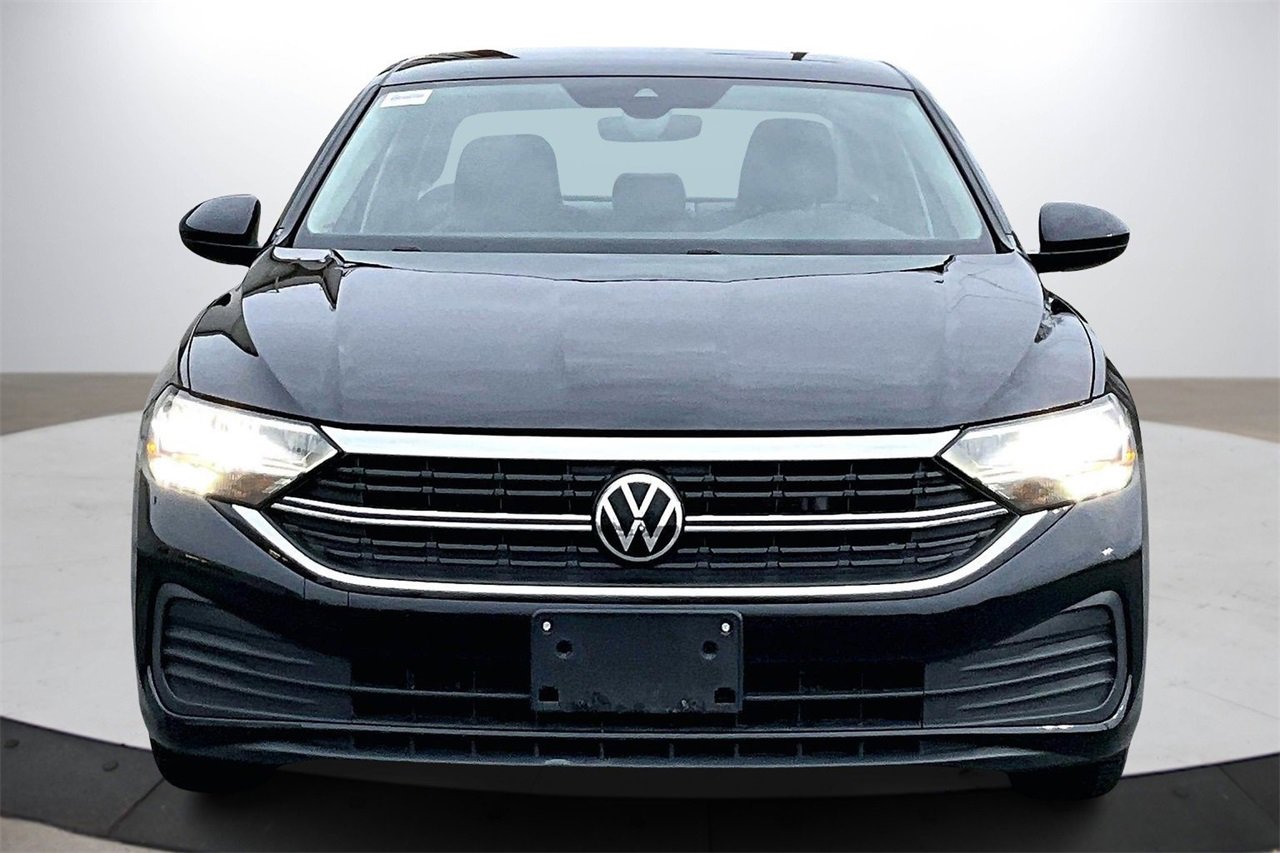 Used 2024 Volkswagen Jetta SE image 3