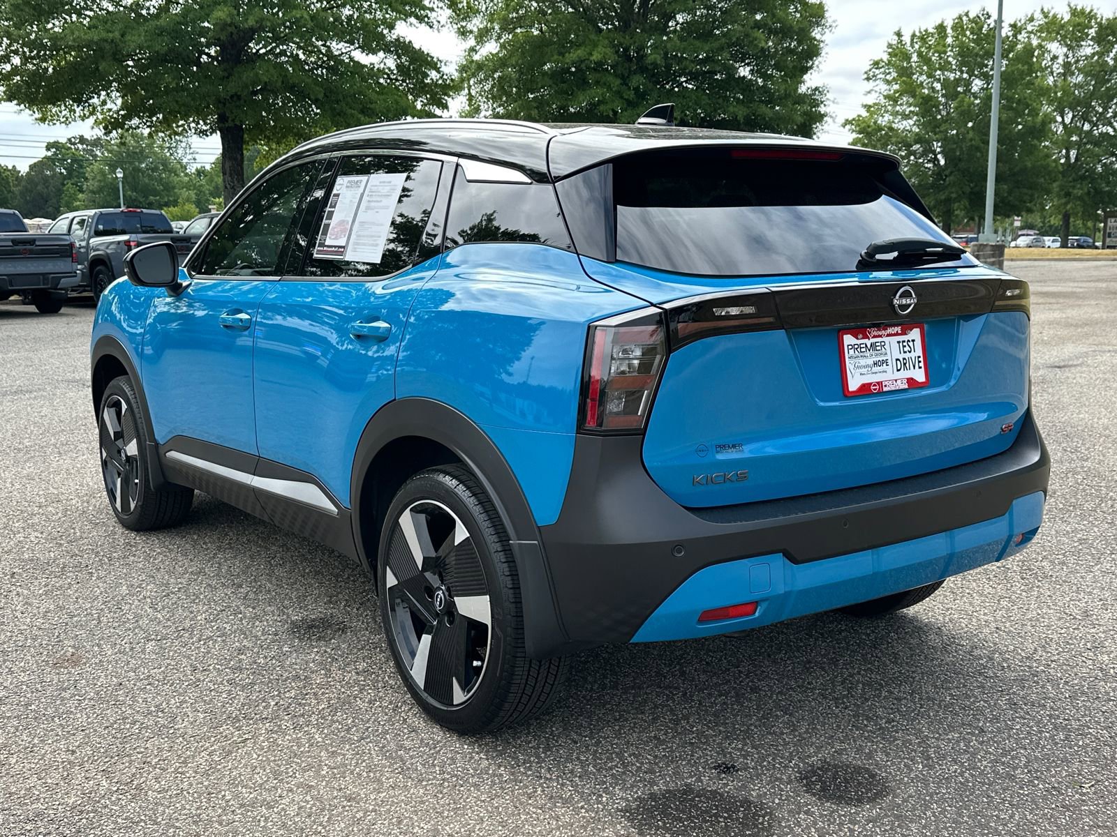 Used 2025 Nissan Kicks SR FWD image 6