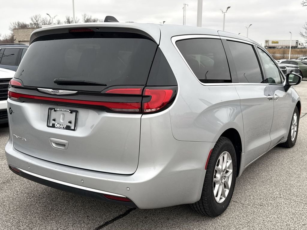 Used 2023 Chrysler Pacifica Touring-L image 8