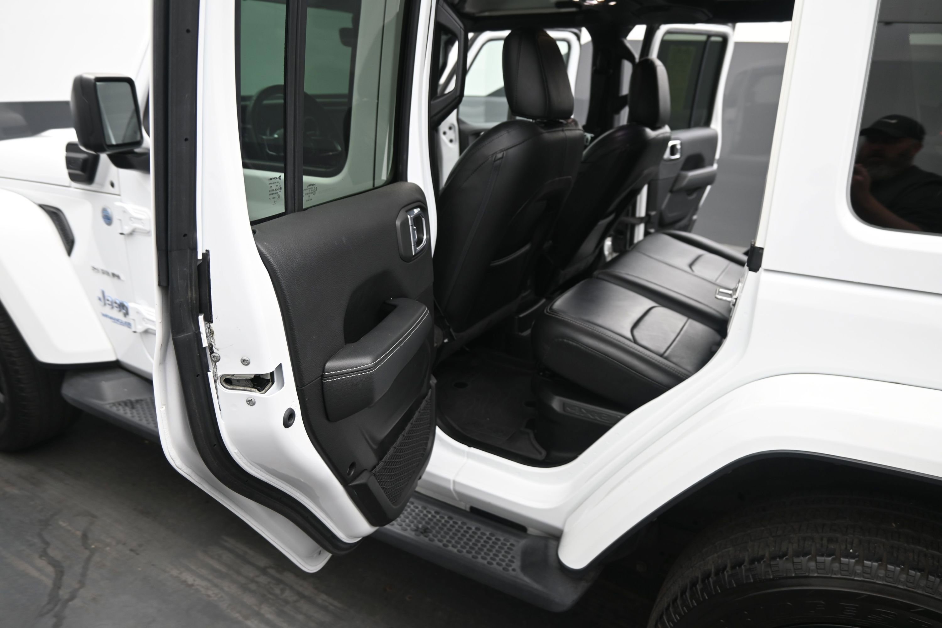 Used 2022 Jeep Wrangler Unlimited Sahara w/ Cold Weather Group AWD/4WD image 15