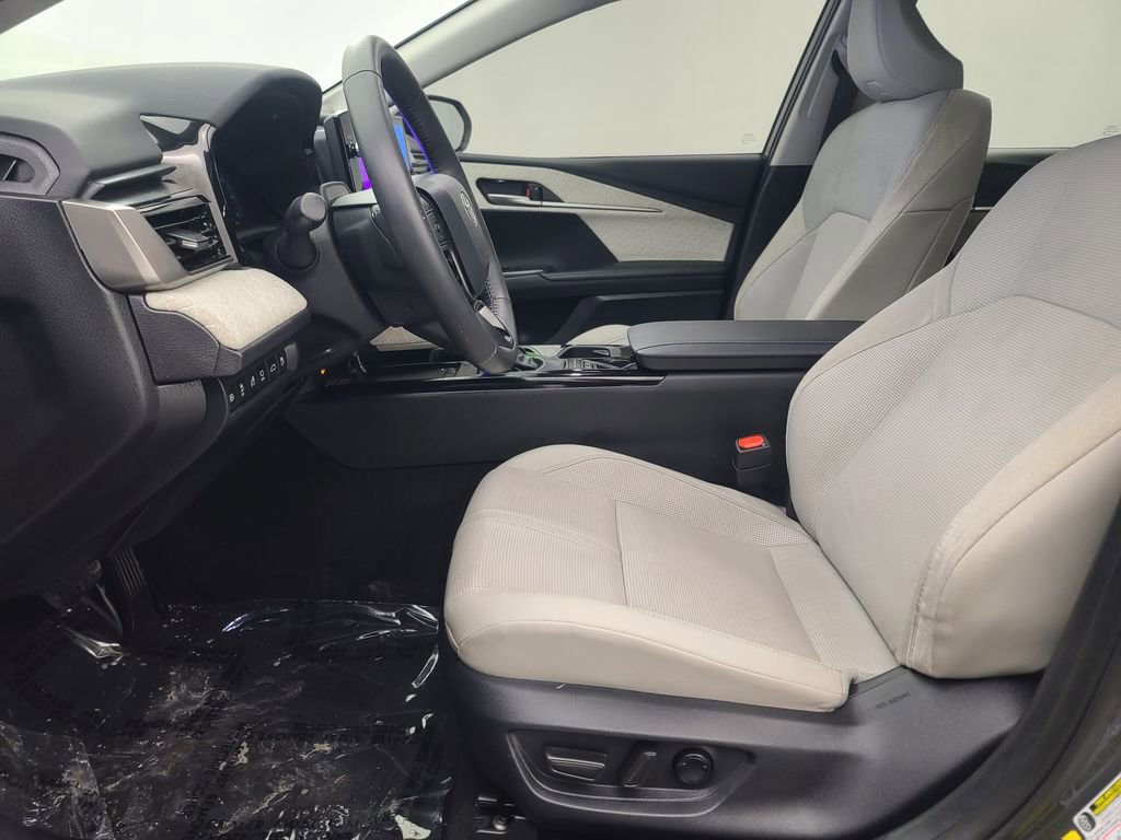 Used 2025 Toyota Camry XLE w/ Premium Plus Package image 27