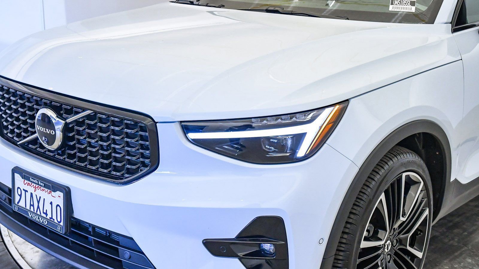 Certified 2025 Volvo XC40 B5 Ultra w/ Climate Package image 8