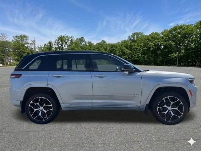 Used 2023 Jeep Grand Cherokee Summit AWD/4WD image 10