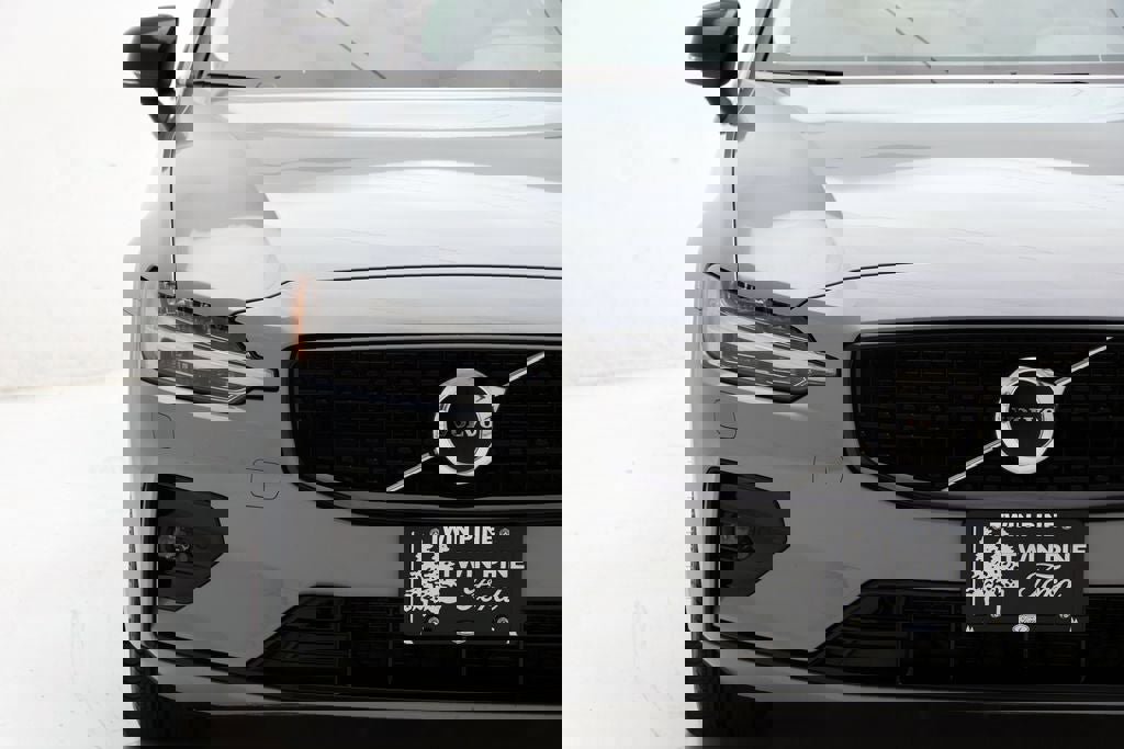 Used 2025 Volvo S60 B5 Core image 4