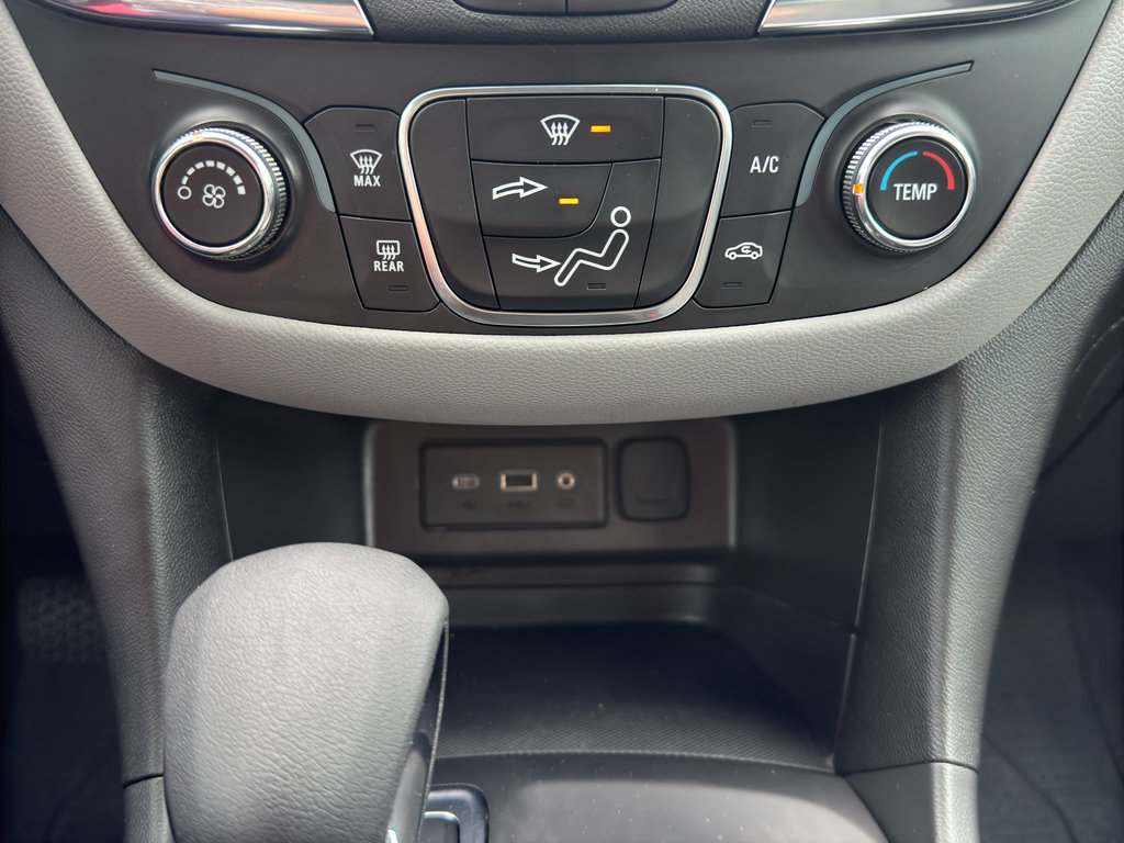 Used 2023 Chevrolet Equinox LS AWD/4WD image 25