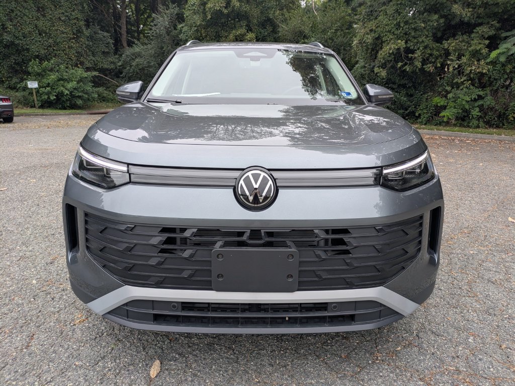 Certified 2025 Volkswagen Tiguan SE AWD/4WD image 9