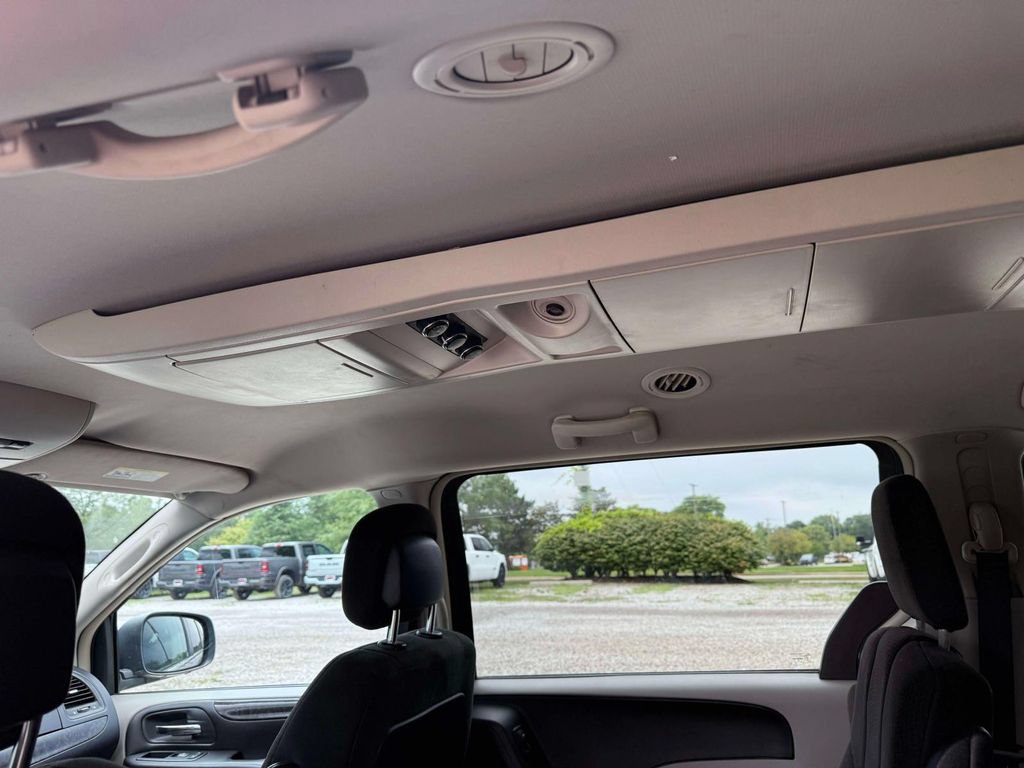 Used 2011 Dodge Grand Caravan Crew FWD image 12