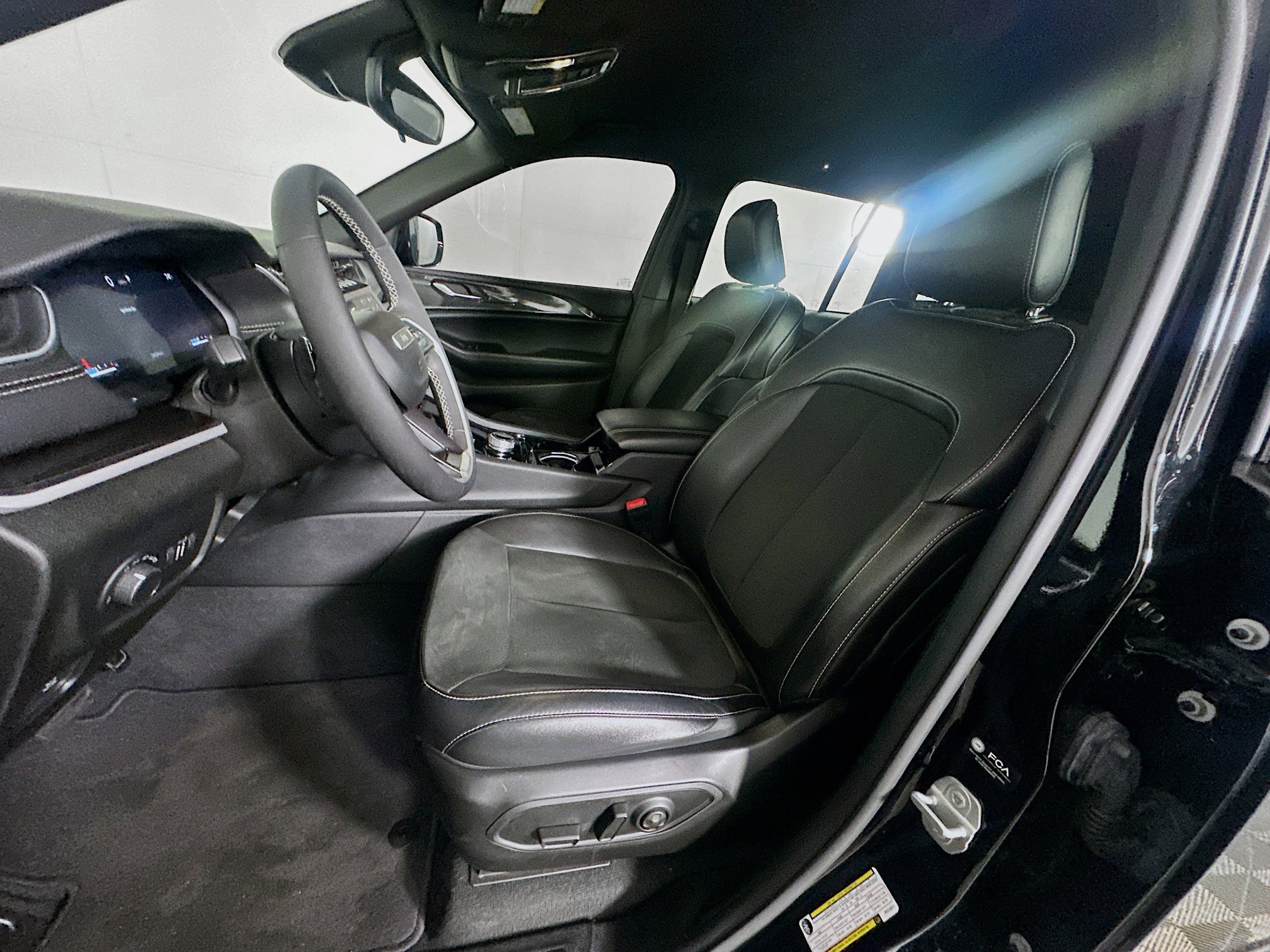 Used 2023 Jeep Grand Cherokee Altitude image 13