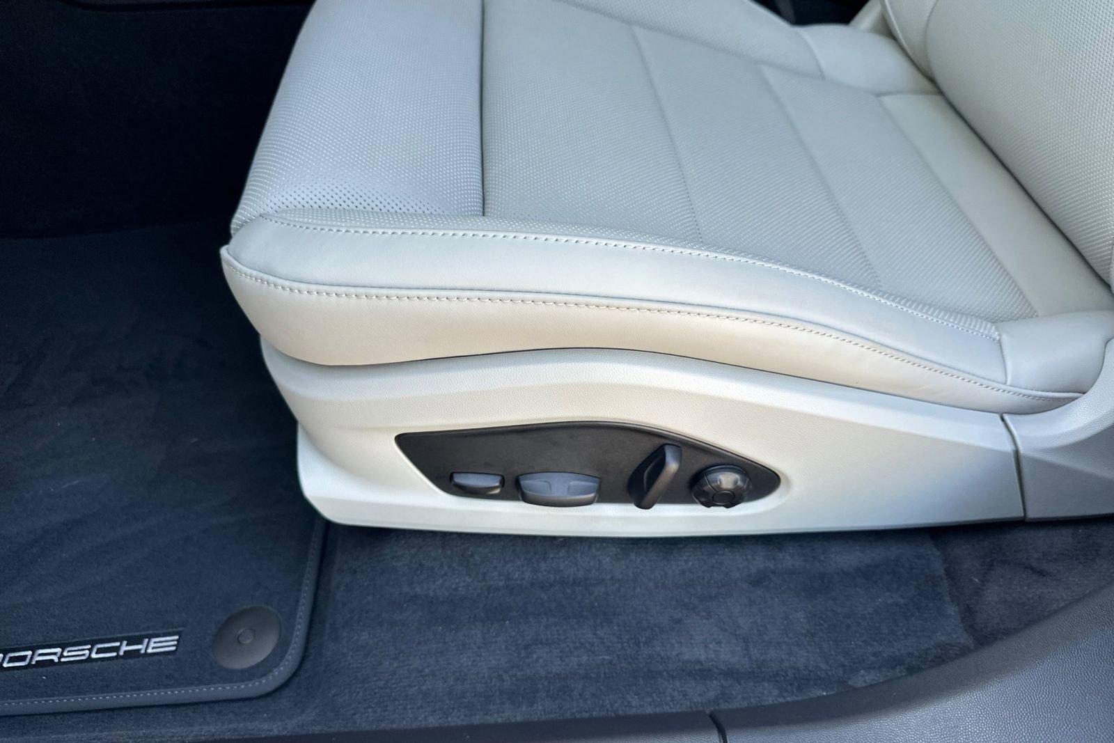 New 2026 Porsche Macan Electric RWD image 14