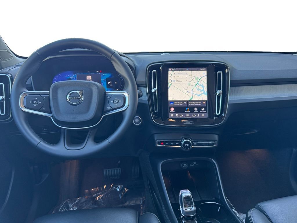 Certified 2025 Volvo XC40 B5 Plus AWD/4WD image 27