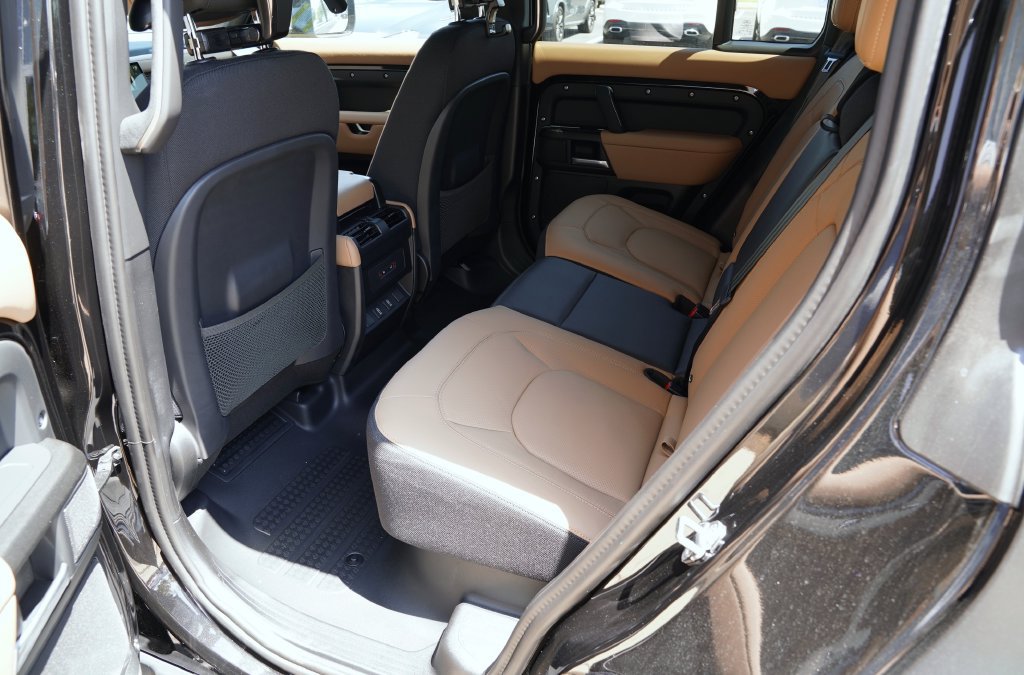 New 2026 Land Rover Defender 110 X AWD/4WD image 32