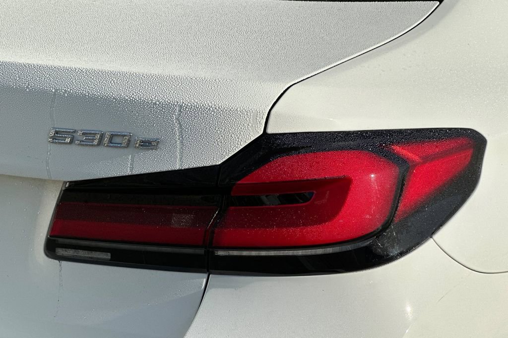 Used 2023 BMW 530e w/ Convenience Package image 32