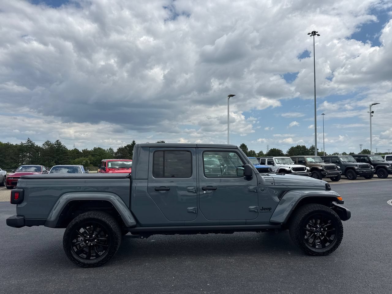 Used 2025 Jeep Gladiator Sport AWD/4WD image 2