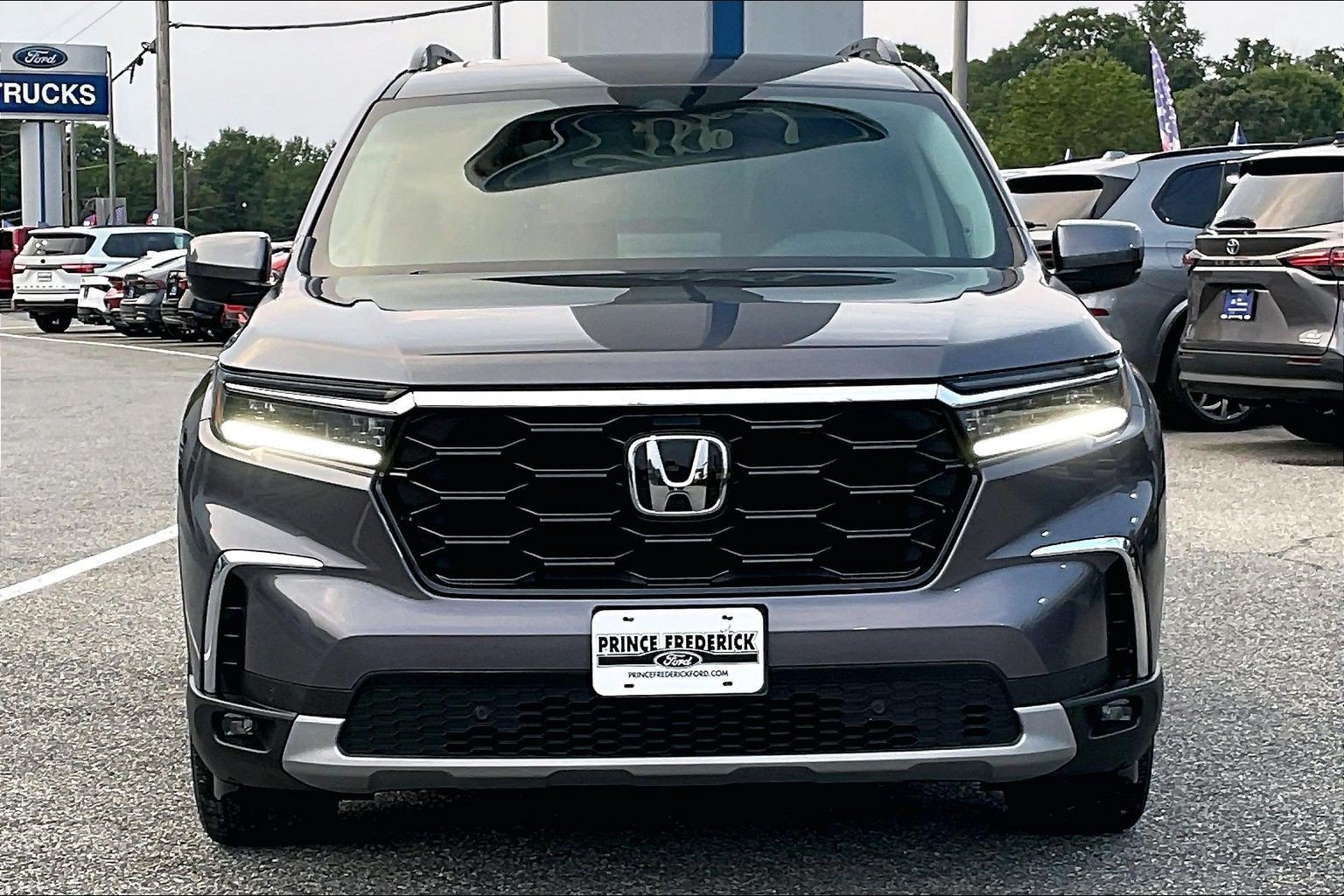 Used 2025 Honda Pilot Touring image 2