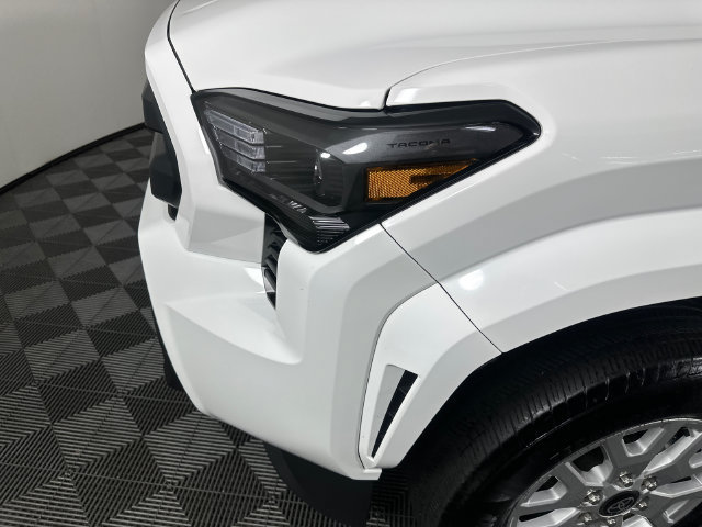 Used 2025 Toyota Tacoma SR5 AWD/4WD image 27