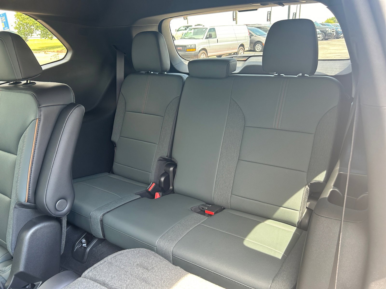 New 2026 GMC Acadia AT4 w/ LPO, Floor Liner Package AWD/4WD image 25