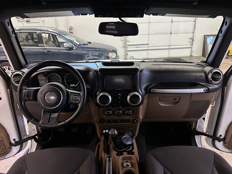 Used 2015 Jeep Wrangler Unlimited Rubicon w/ Connectivity Group AWD/4WD image 21