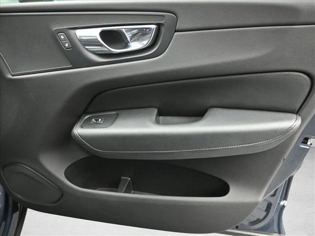 Used 2018 Volvo XC60 T5 Momentum w/ Convenience Package image 28