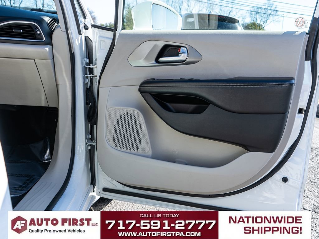 Used 2021 Chrysler Pacifica Touring-L FWD image 14