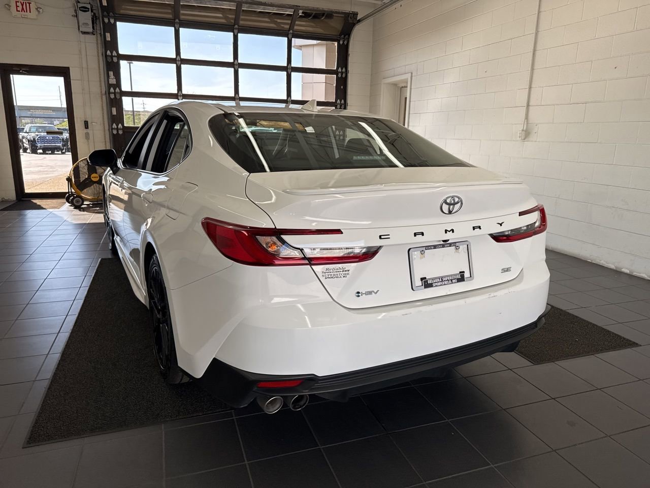 Used 2025 Toyota Camry SE w/ Convenience Package image 6