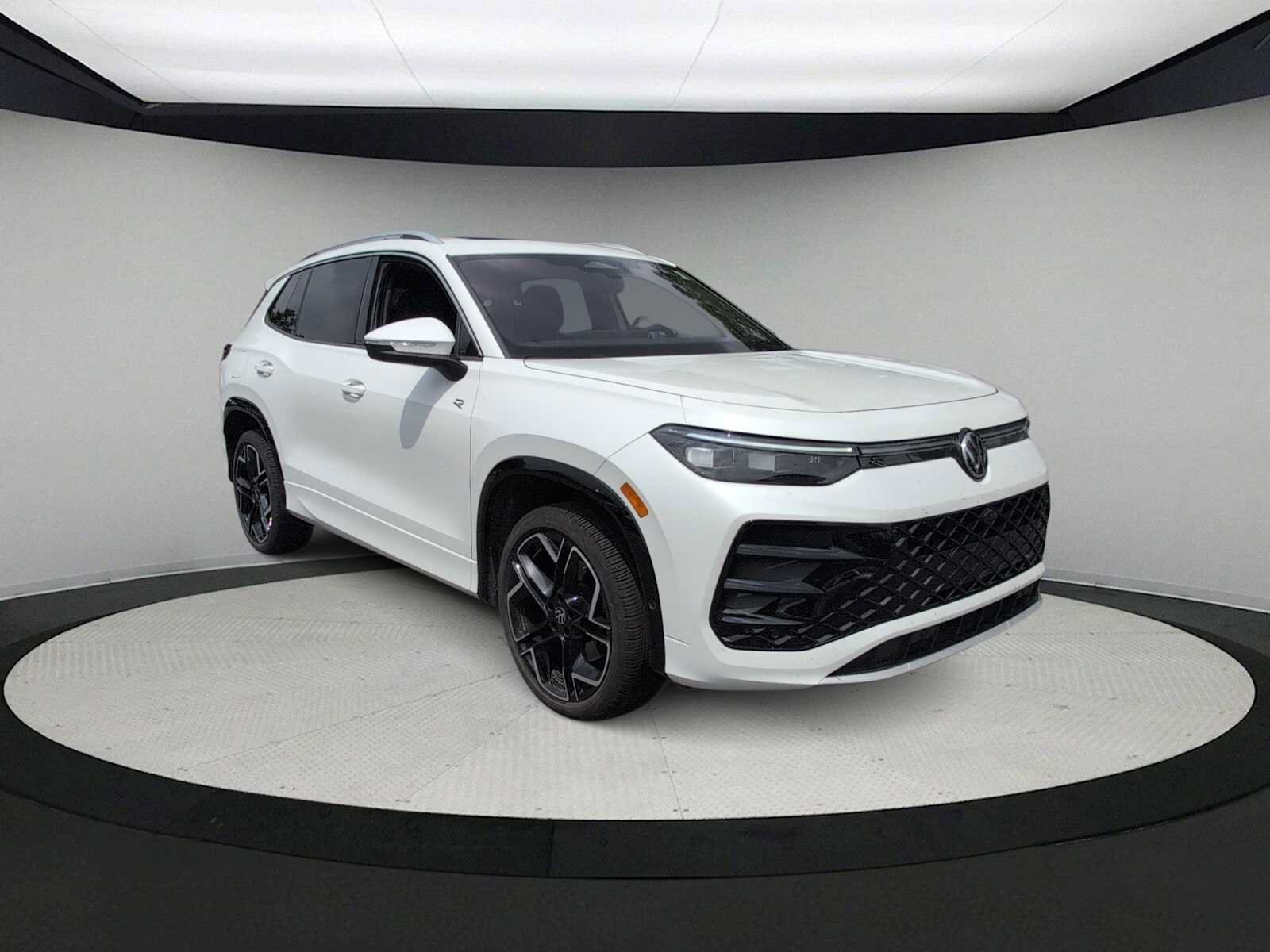 Used 2025 Volkswagen Tiguan SEL R-Line AWD/4WD image 2