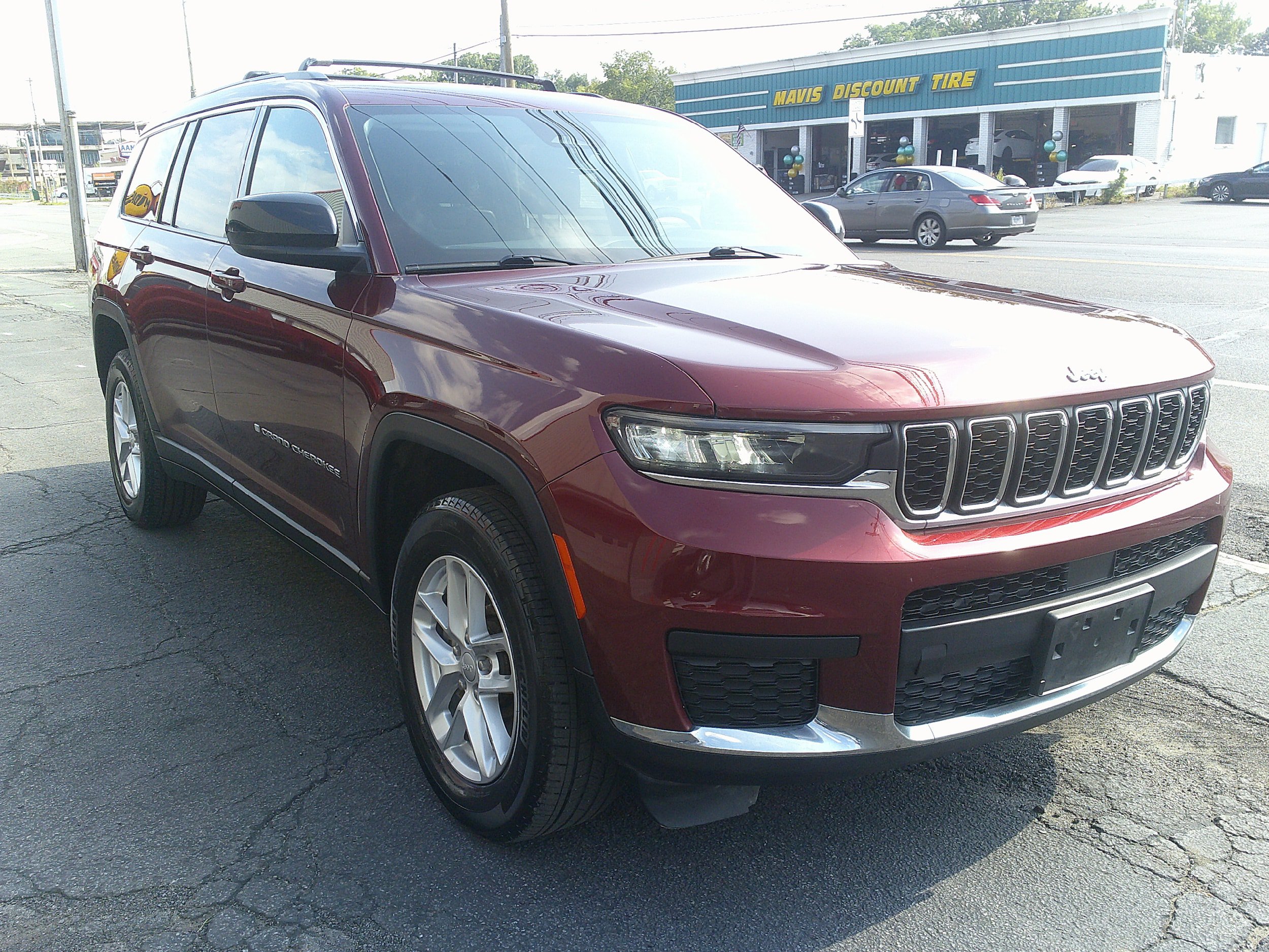 Used 2022 Jeep Grand Cherokee L Laredo w/ Luxury Tech Group I AWD/4WD image 5