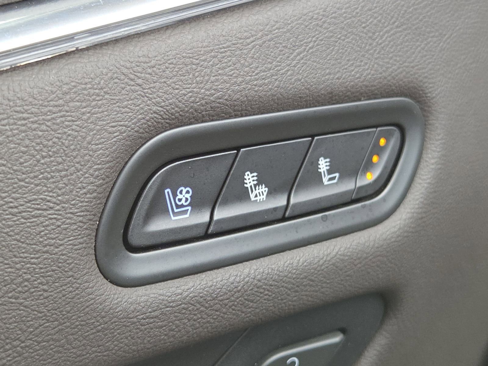 Used 2021 Cadillac Escalade Premium Luxury AWD/4WD image 7