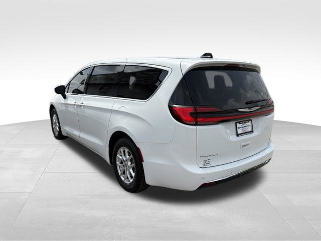 Used 2023 Chrysler Pacifica Touring-L FWD image 10