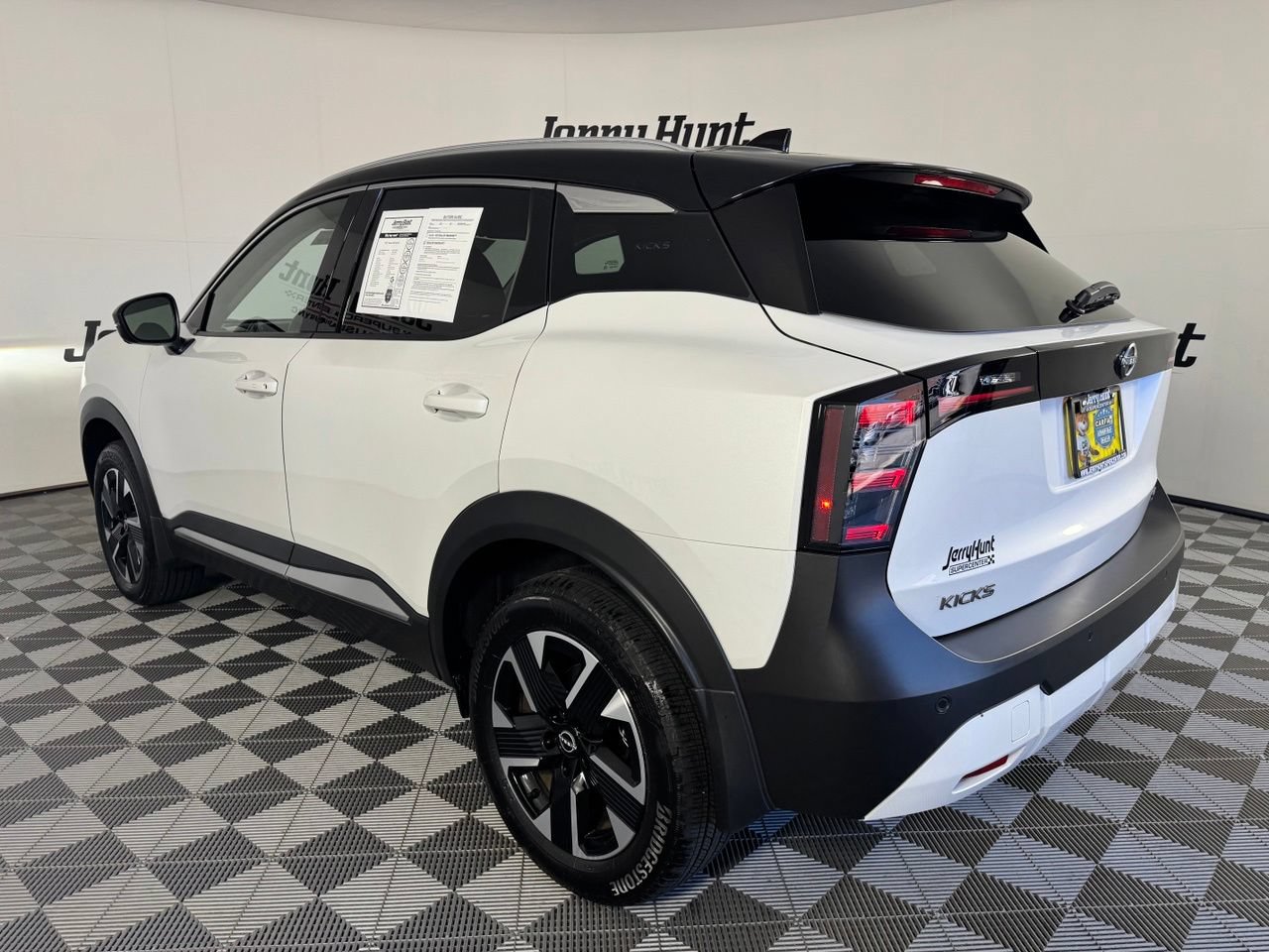 Used 2025 Nissan Kicks SR FWD image 8