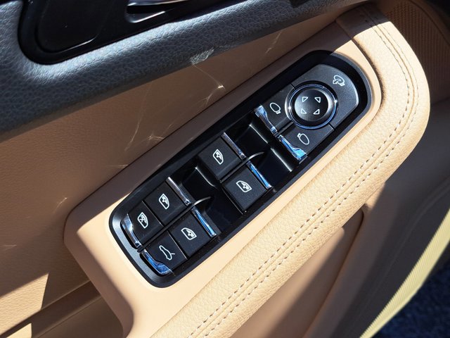 Certified 2025 Porsche Macan AWD/4WD image 26