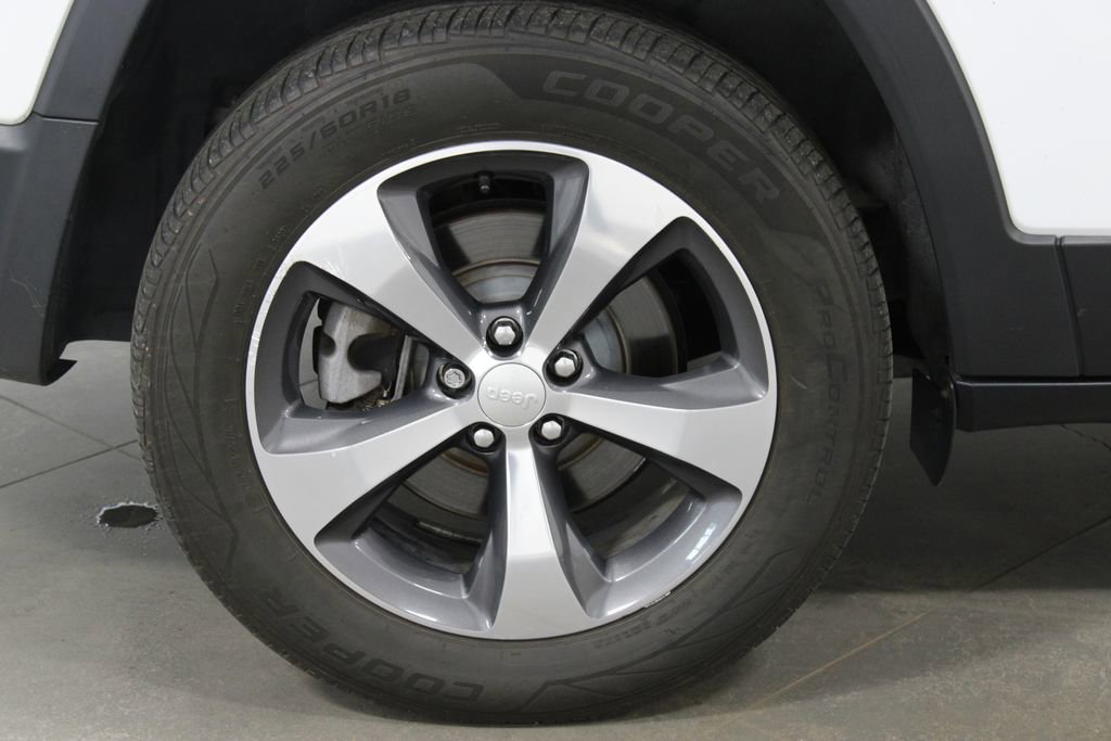 Used 2019 Jeep Cherokee Limited AWD/4WD image 13