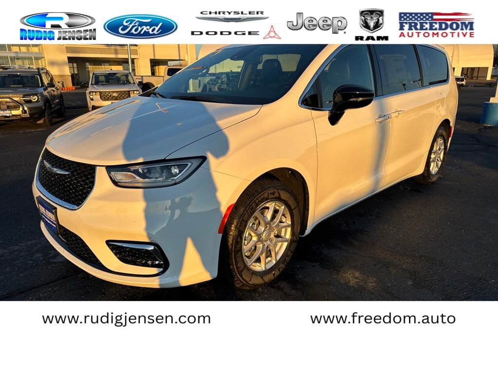 New 2026 Chrysler Pacifica Select image 1