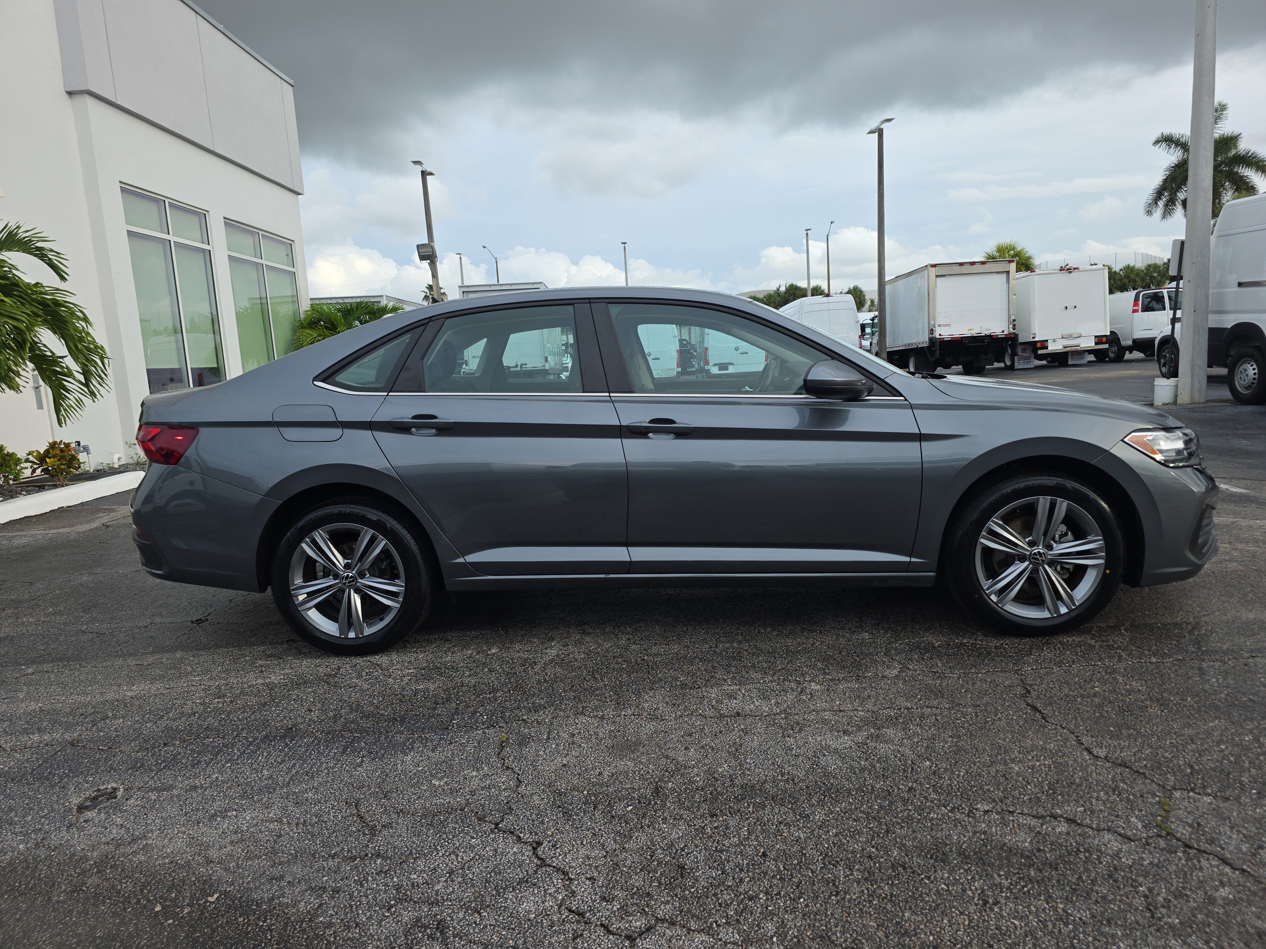Used 2024 Volkswagen Jetta SE FWD image 8