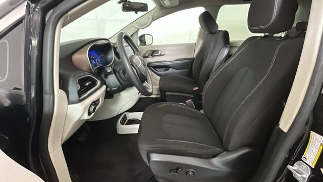 Used 2022 Chrysler Voyager LX FWD image 11