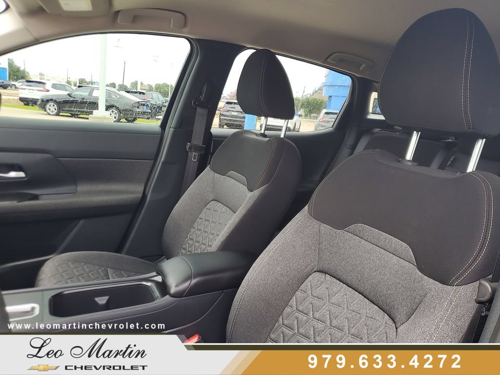 Used 2025 Nissan Kicks SV FWD image 12