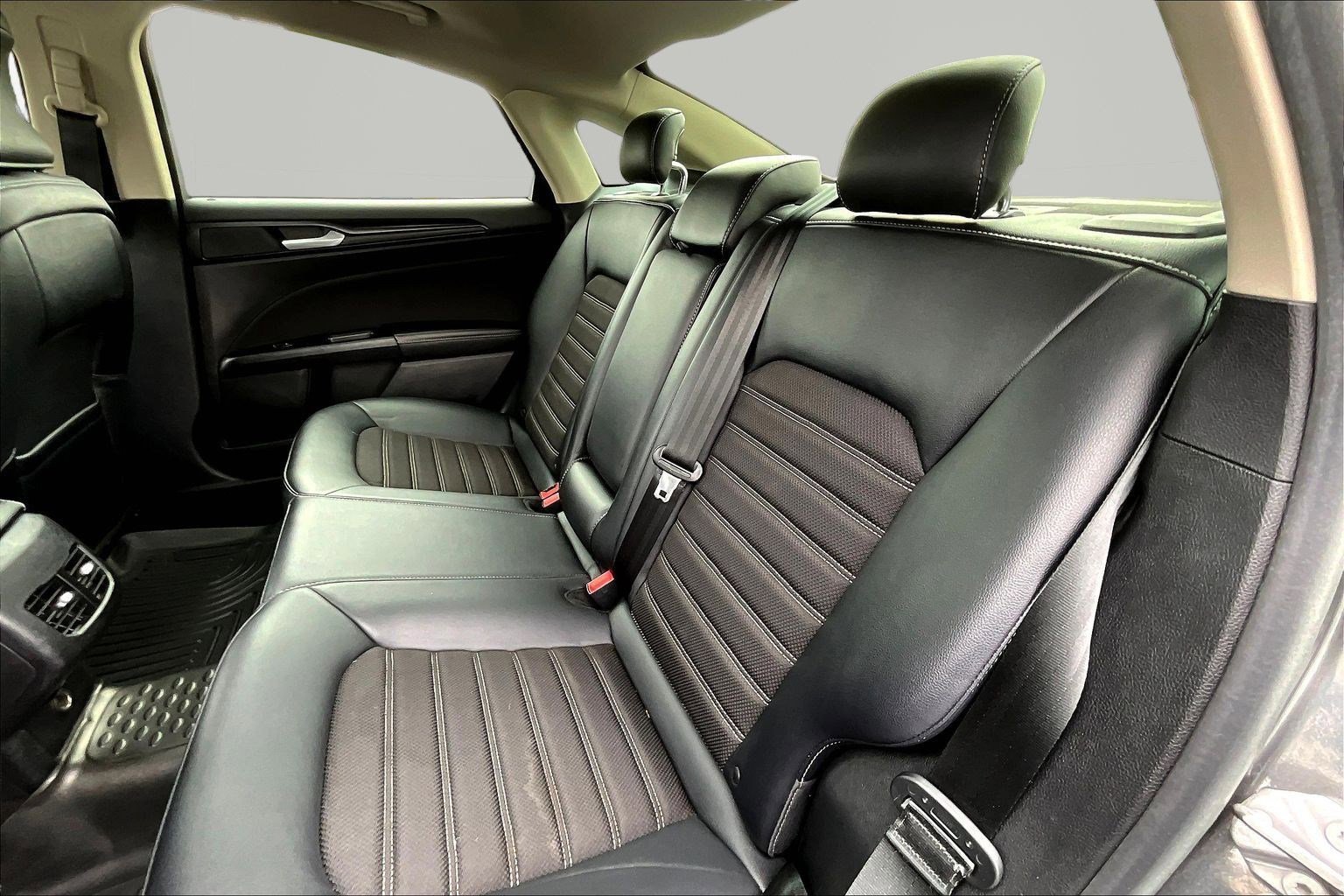 Used 2018 Ford Fusion SE w/ Equipment Group 201A FWD image 22