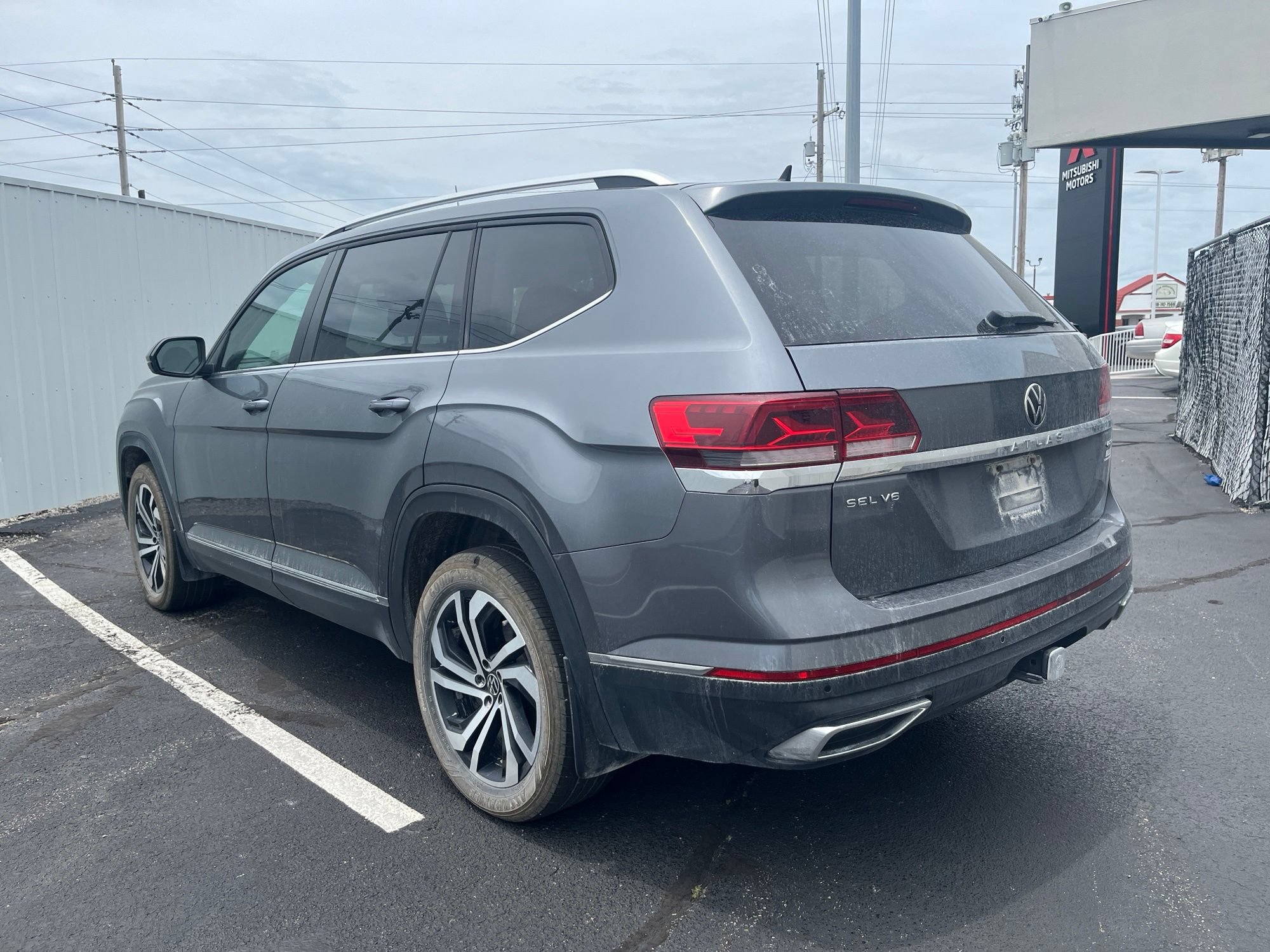 Used 2023 Volkswagen Atlas SEL AWD/4WD image 2