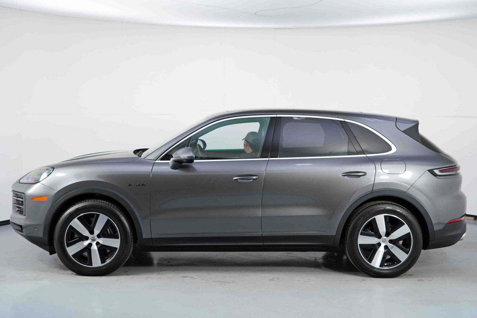 Used 2024 Porsche Cayenne w/ Technology Package image 54